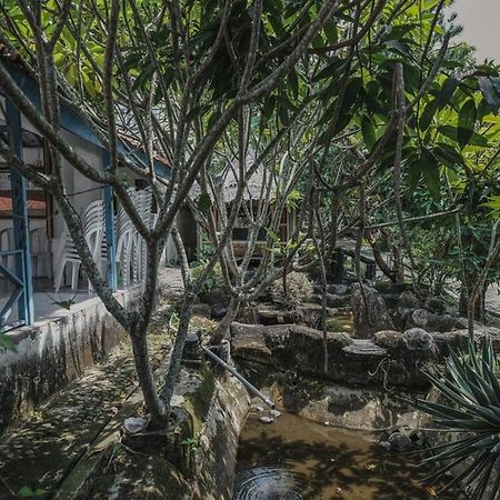 RedDoorz near Pantai Florida Anyer Hotel Serang Kültér fotó