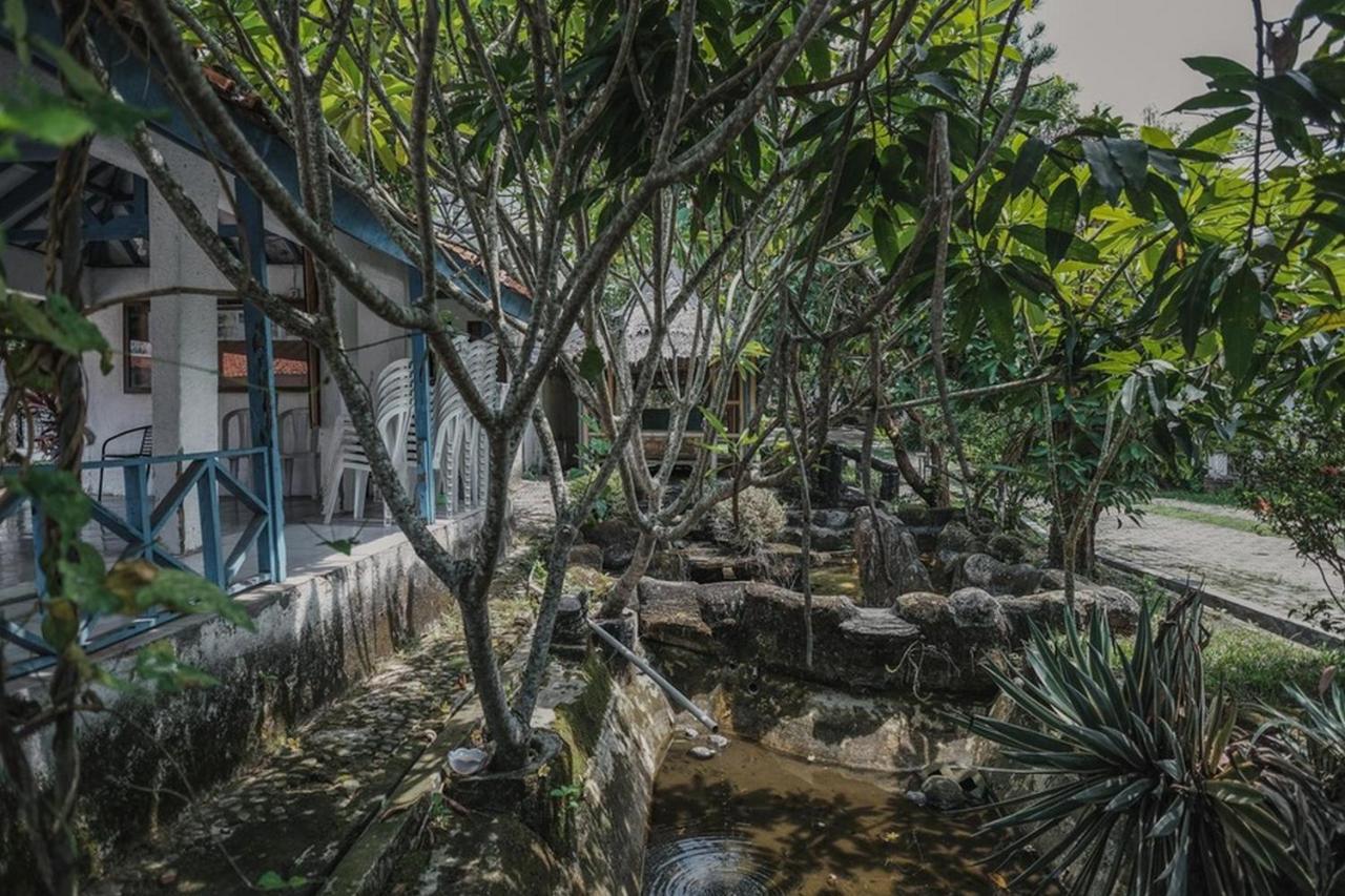 RedDoorz near Pantai Florida Anyer Hotel Serang Kültér fotó