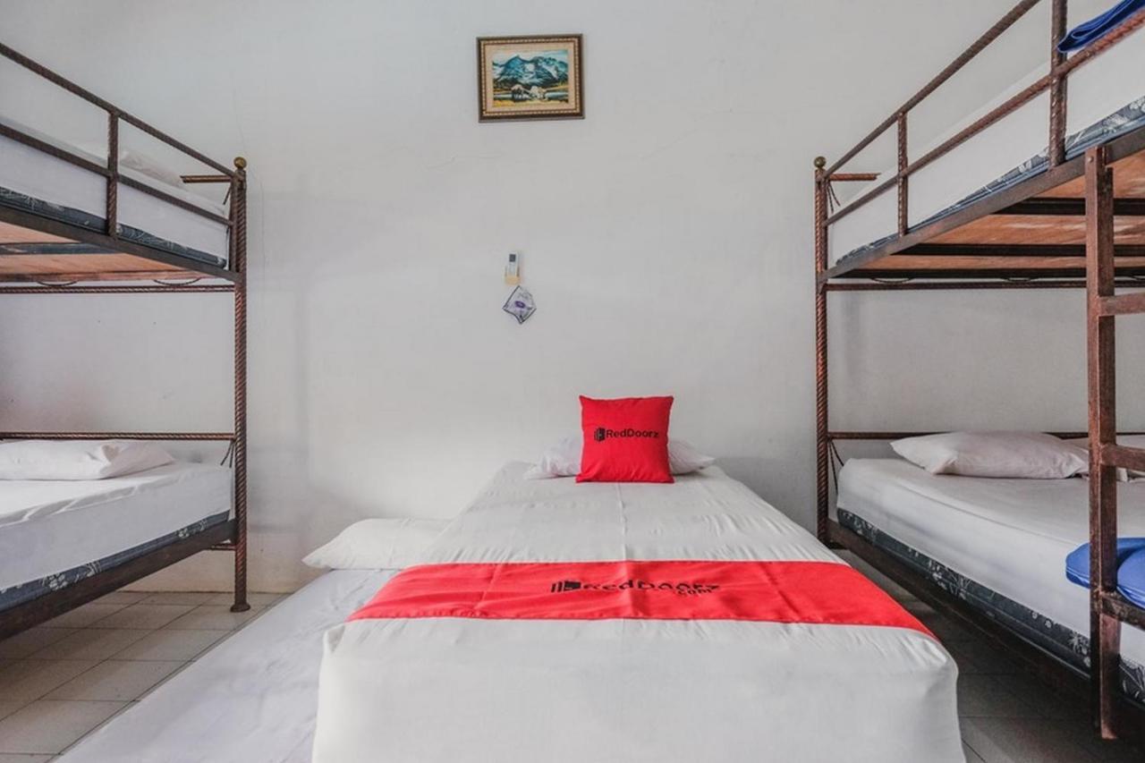 RedDoorz near Pantai Florida Anyer Hotel Serang Kültér fotó
