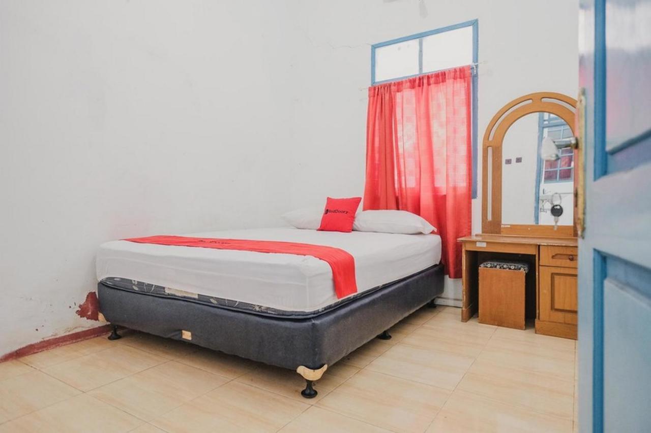 RedDoorz near Pantai Florida Anyer Hotel Serang Kültér fotó