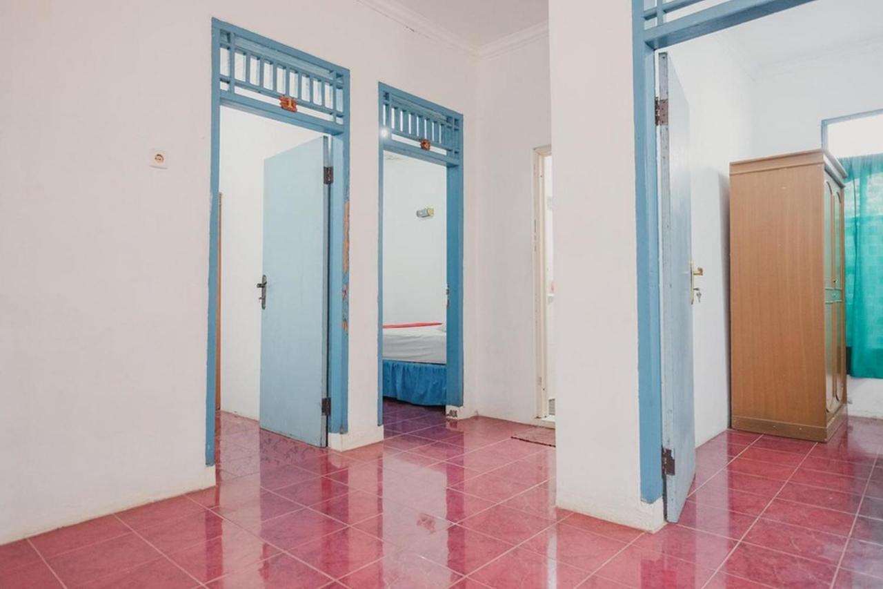 RedDoorz near Pantai Florida Anyer Hotel Serang Kültér fotó