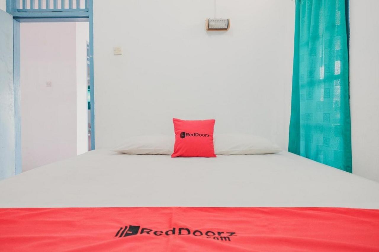 RedDoorz near Pantai Florida Anyer Hotel Serang Kültér fotó