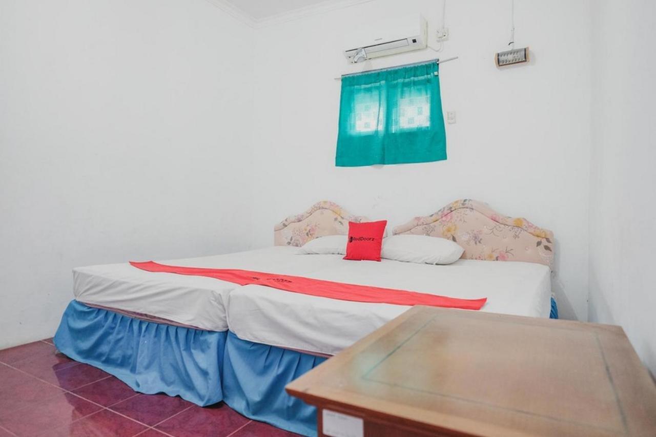 RedDoorz near Pantai Florida Anyer Hotel Serang Kültér fotó