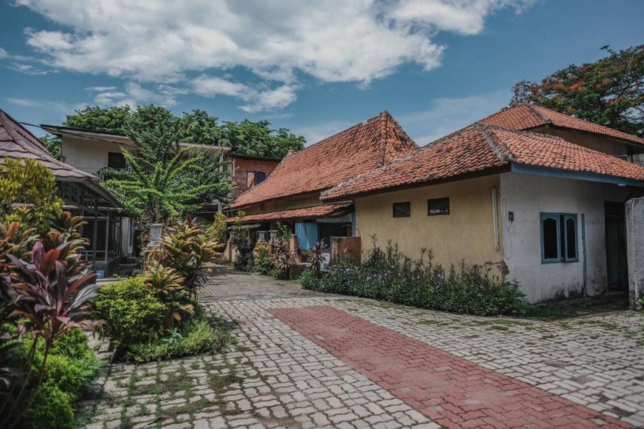 RedDoorz near Pantai Florida Anyer Hotel Serang Kültér fotó