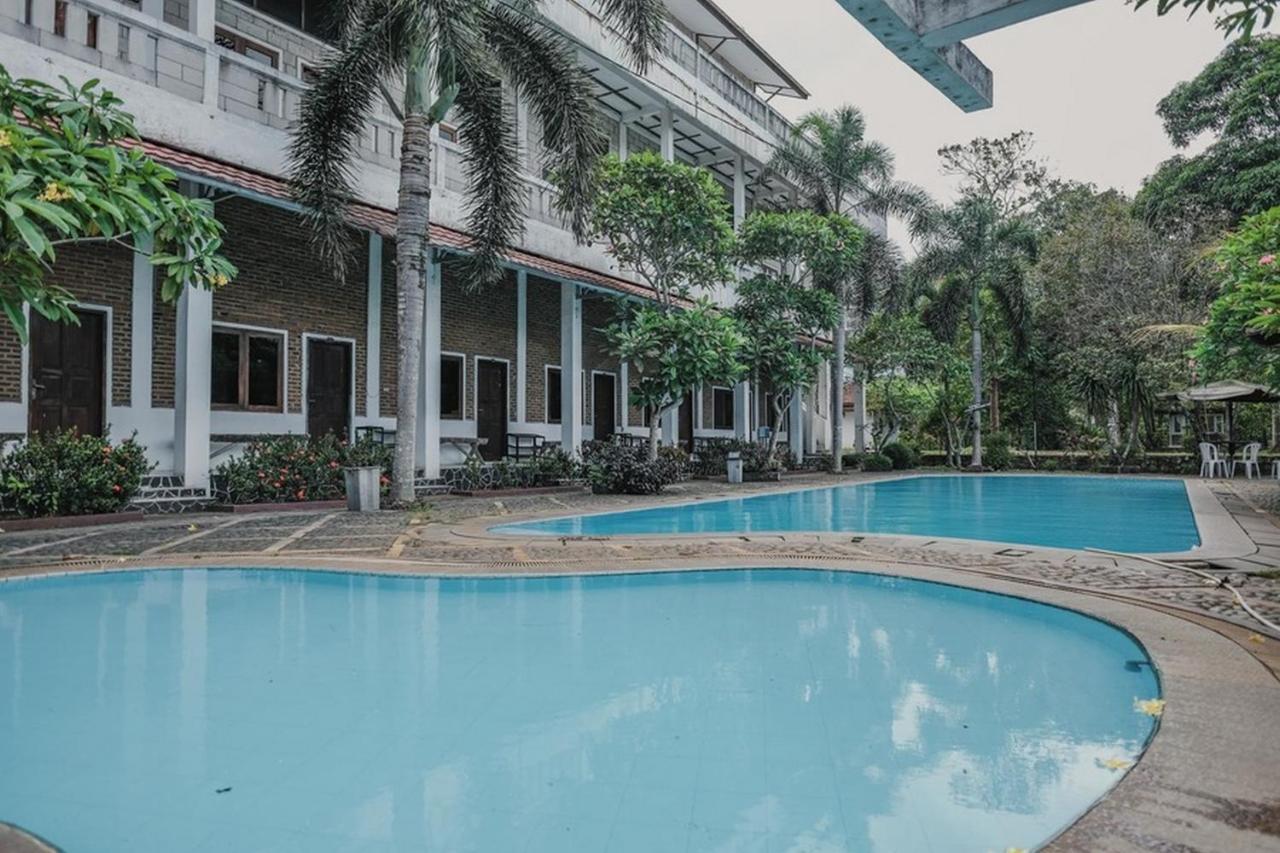 RedDoorz near Pantai Florida Anyer Hotel Serang Kültér fotó