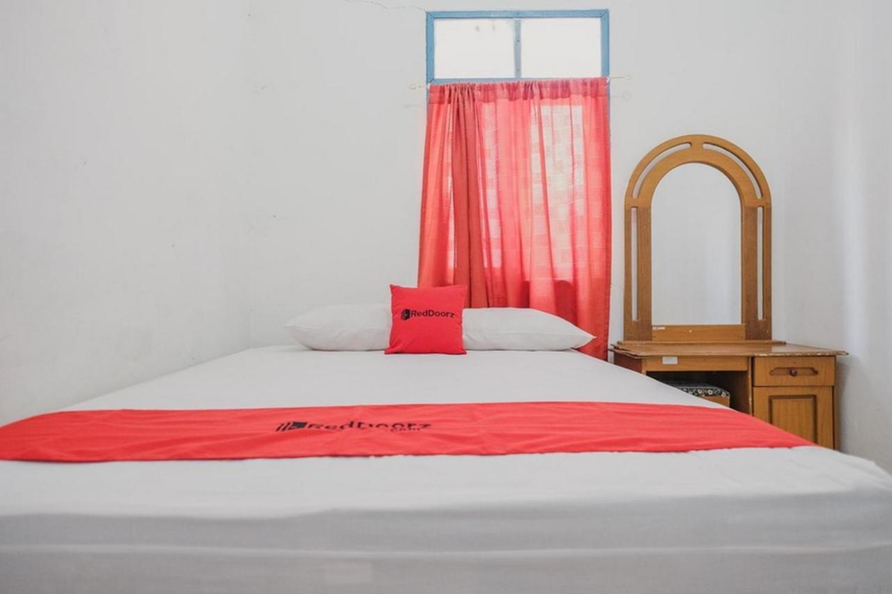 RedDoorz near Pantai Florida Anyer Hotel Serang Kültér fotó