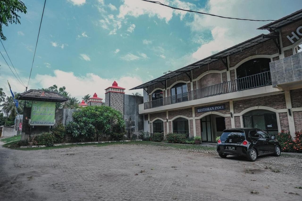 RedDoorz near Pantai Florida Anyer Hotel Serang Kültér fotó