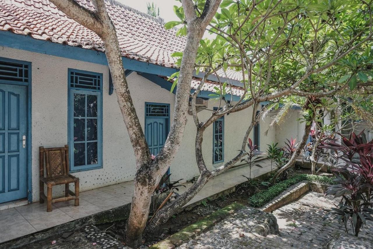 RedDoorz near Pantai Florida Anyer Hotel Serang Kültér fotó