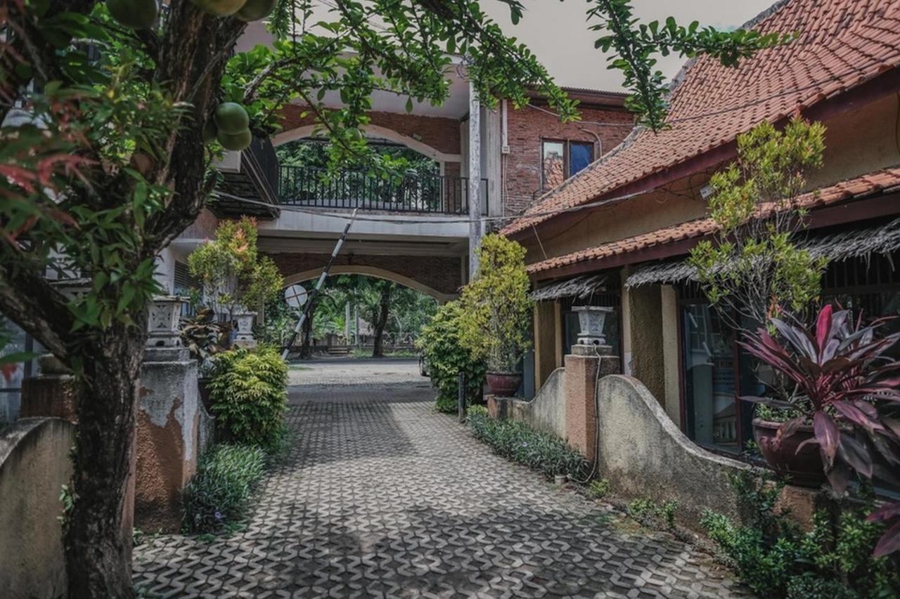 RedDoorz near Pantai Florida Anyer Hotel Serang Kültér fotó