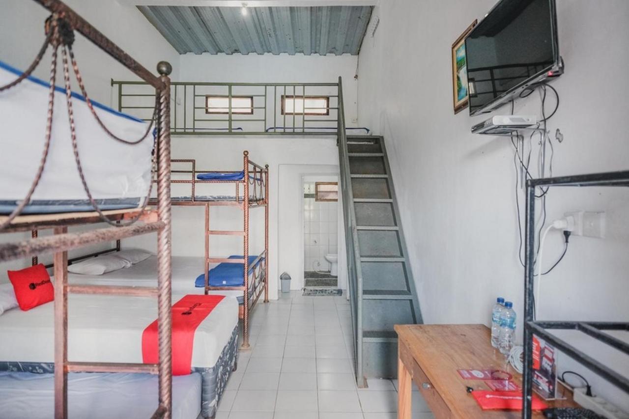 RedDoorz near Pantai Florida Anyer Hotel Serang Kültér fotó