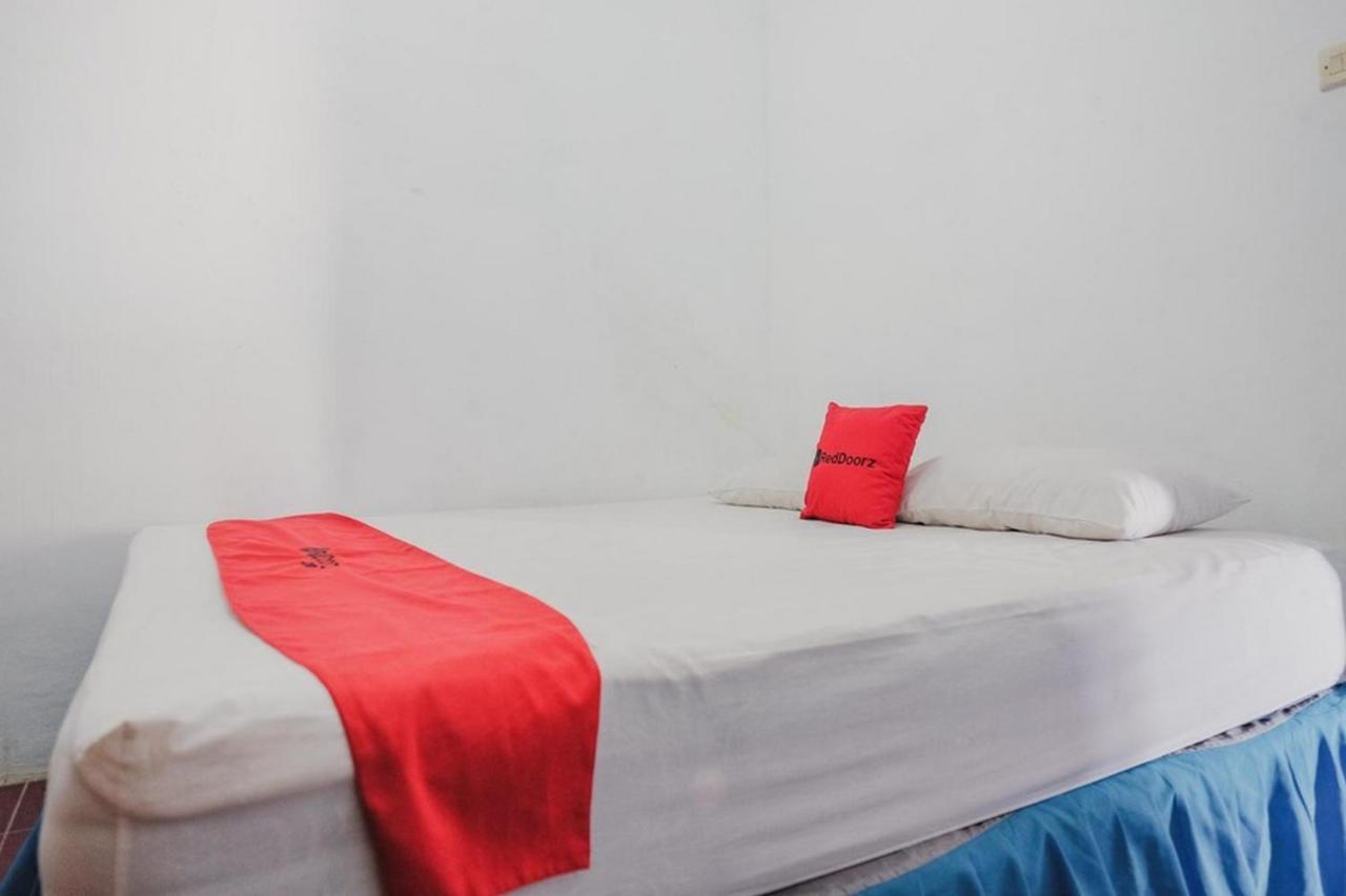 RedDoorz near Pantai Florida Anyer Hotel Serang Kültér fotó
