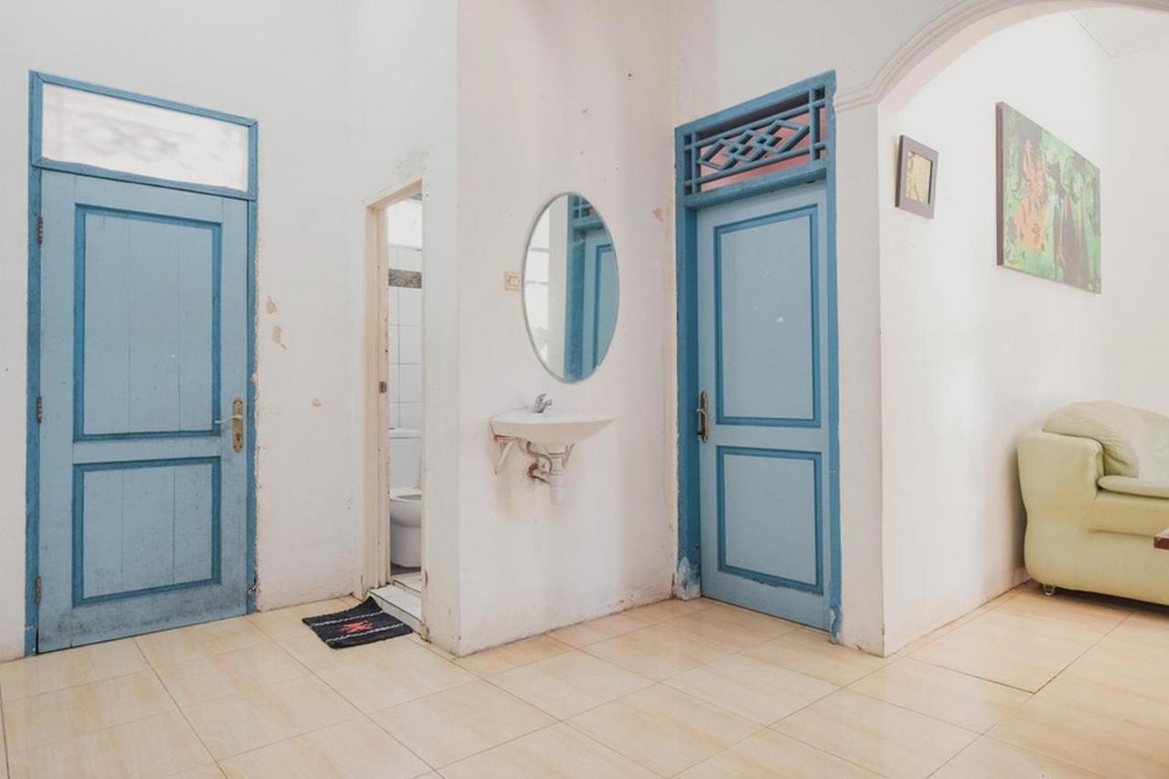 RedDoorz near Pantai Florida Anyer Hotel Serang Kültér fotó