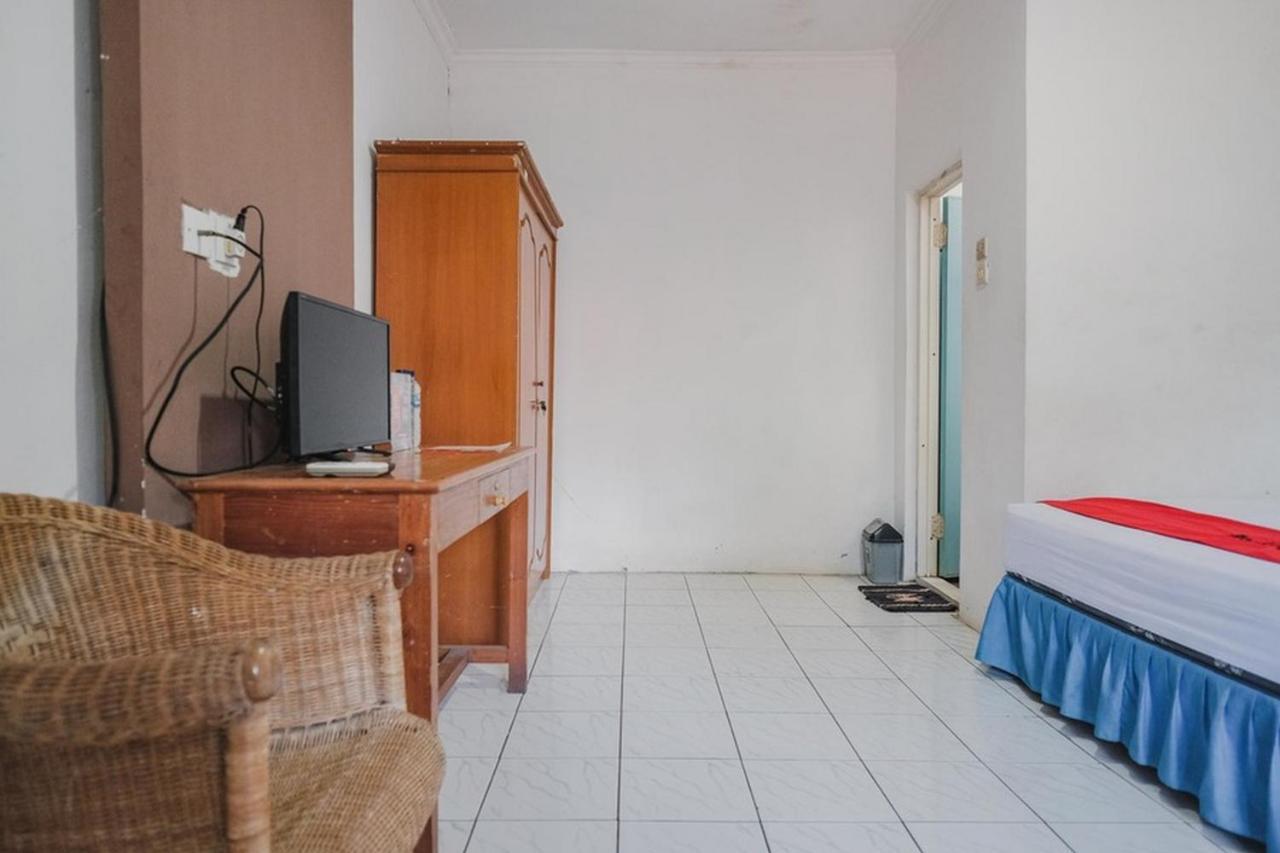 RedDoorz near Pantai Florida Anyer Hotel Serang Kültér fotó