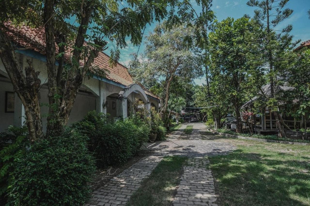 RedDoorz near Pantai Florida Anyer Hotel Serang Kültér fotó