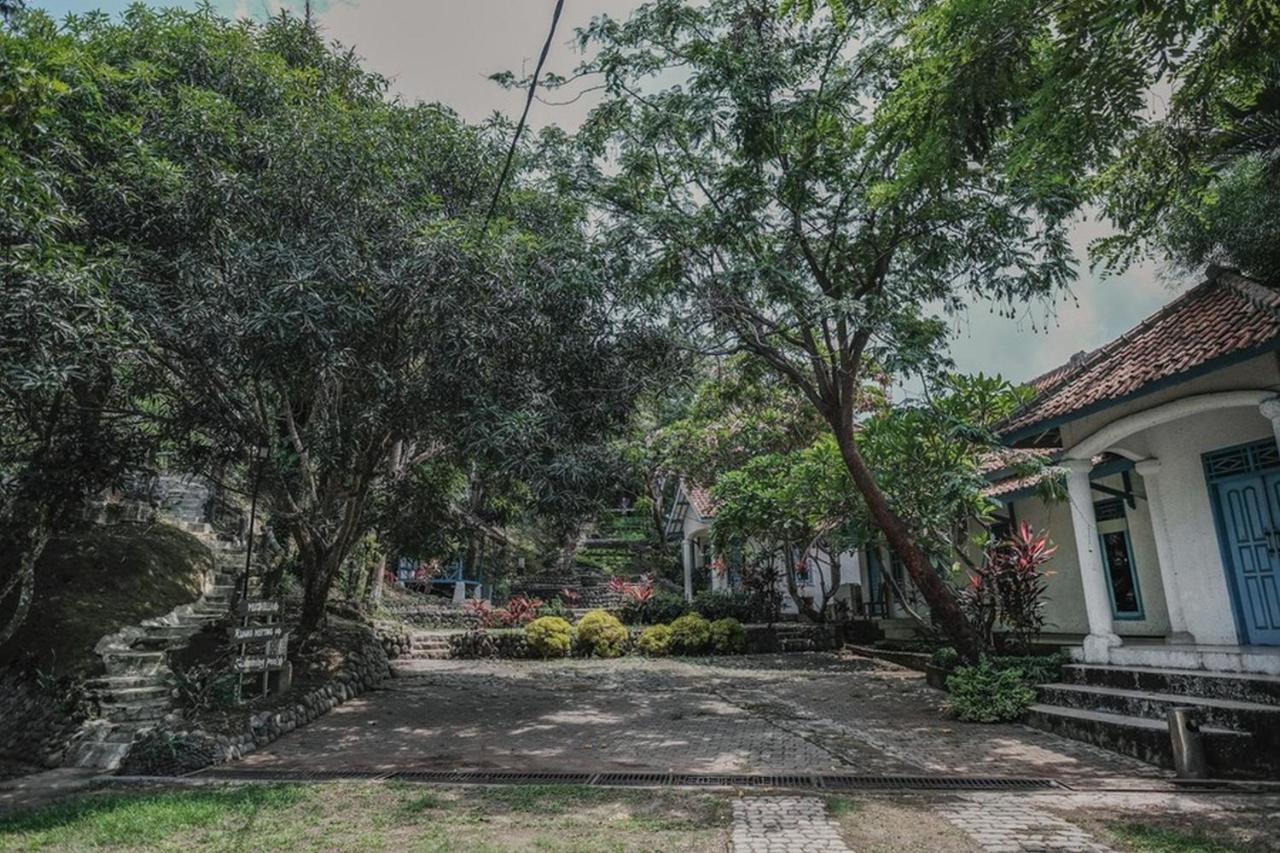 RedDoorz near Pantai Florida Anyer Hotel Serang Kültér fotó