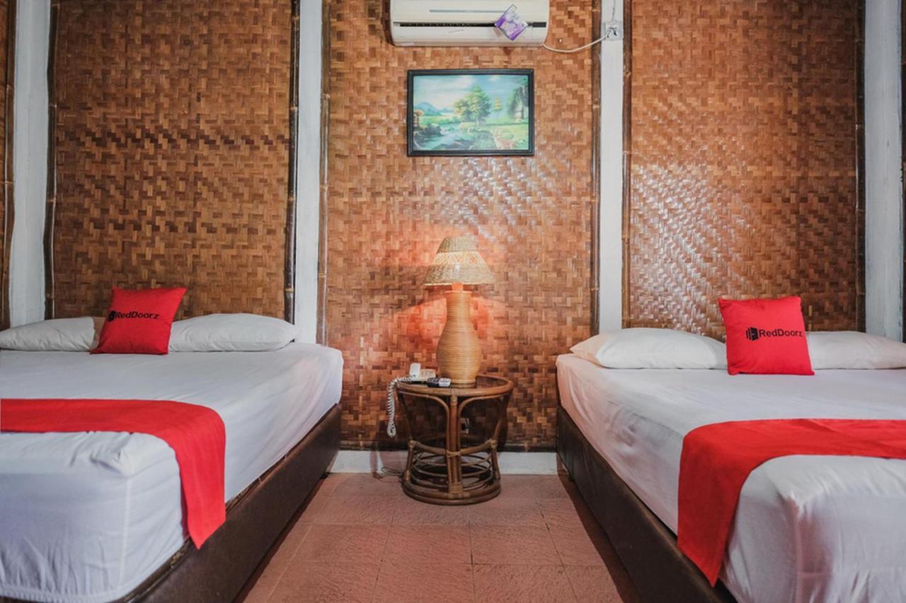 RedDoorz near Pantai Florida Anyer Hotel Serang Kültér fotó