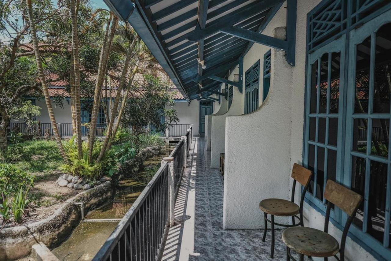RedDoorz near Pantai Florida Anyer Hotel Serang Kültér fotó