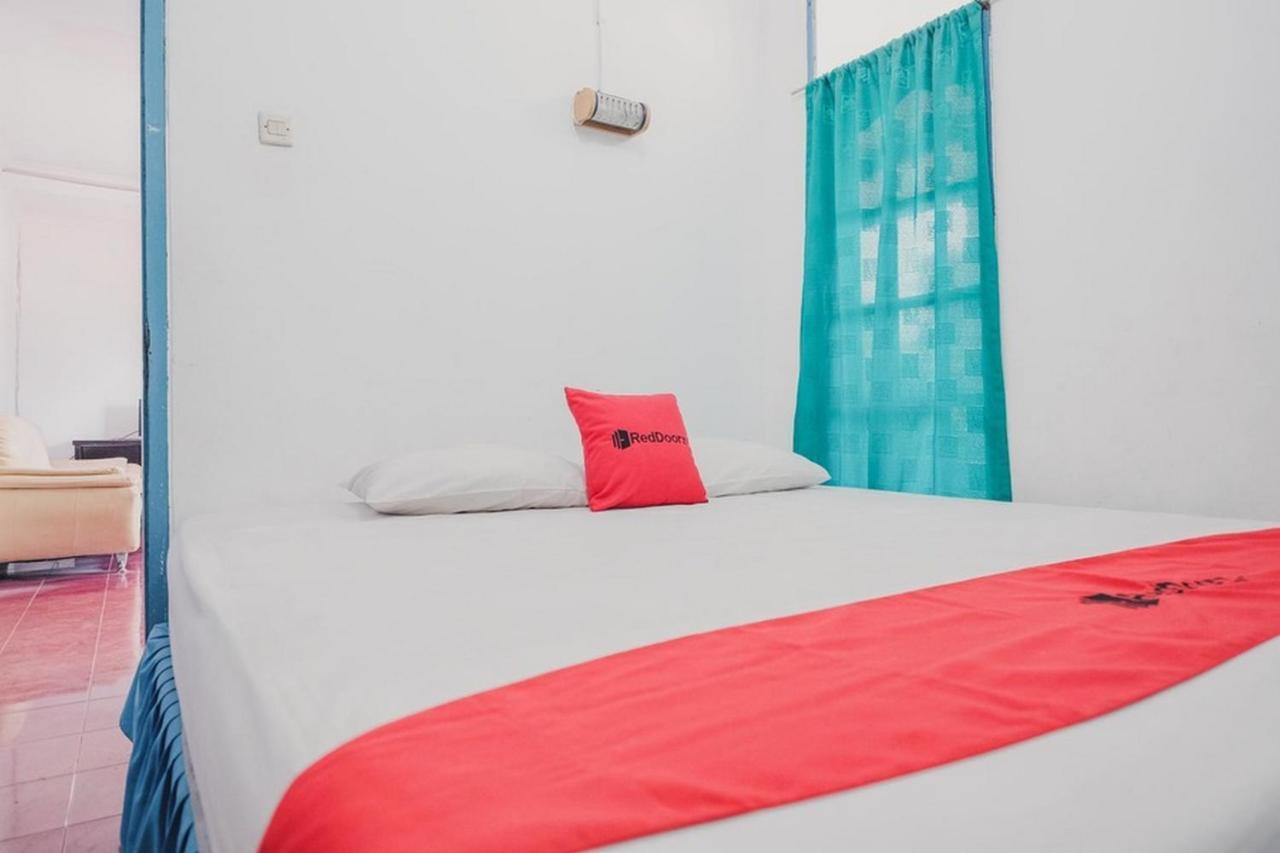 RedDoorz near Pantai Florida Anyer Hotel Serang Kültér fotó