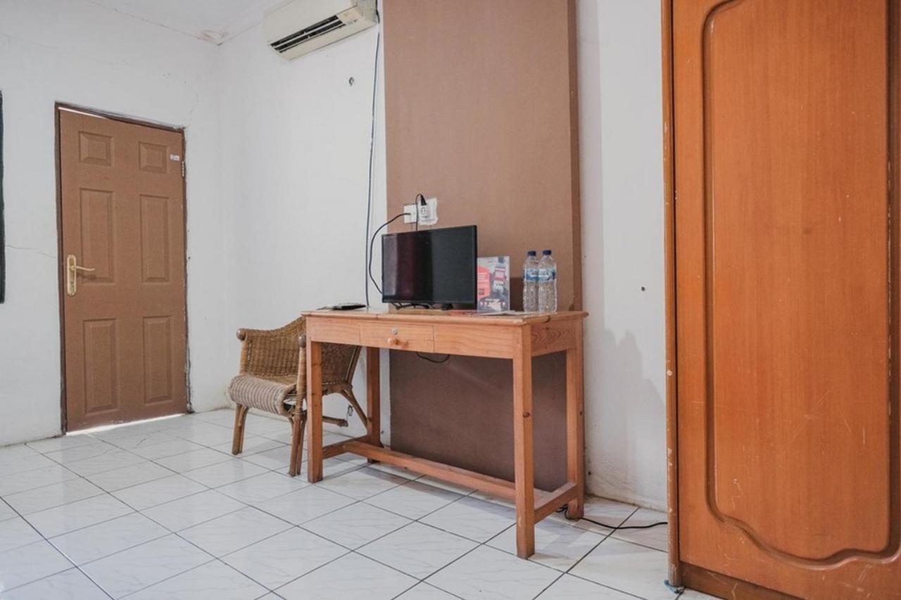 RedDoorz near Pantai Florida Anyer Hotel Serang Kültér fotó