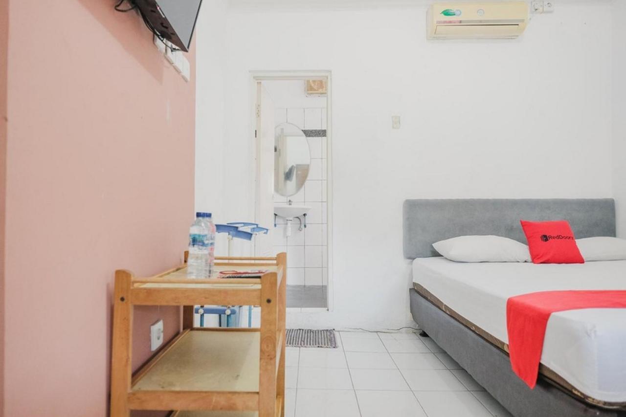 RedDoorz near Pantai Florida Anyer Hotel Serang Kültér fotó
