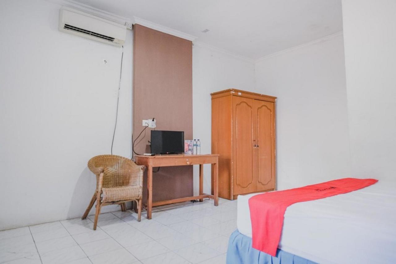 RedDoorz near Pantai Florida Anyer Hotel Serang Kültér fotó